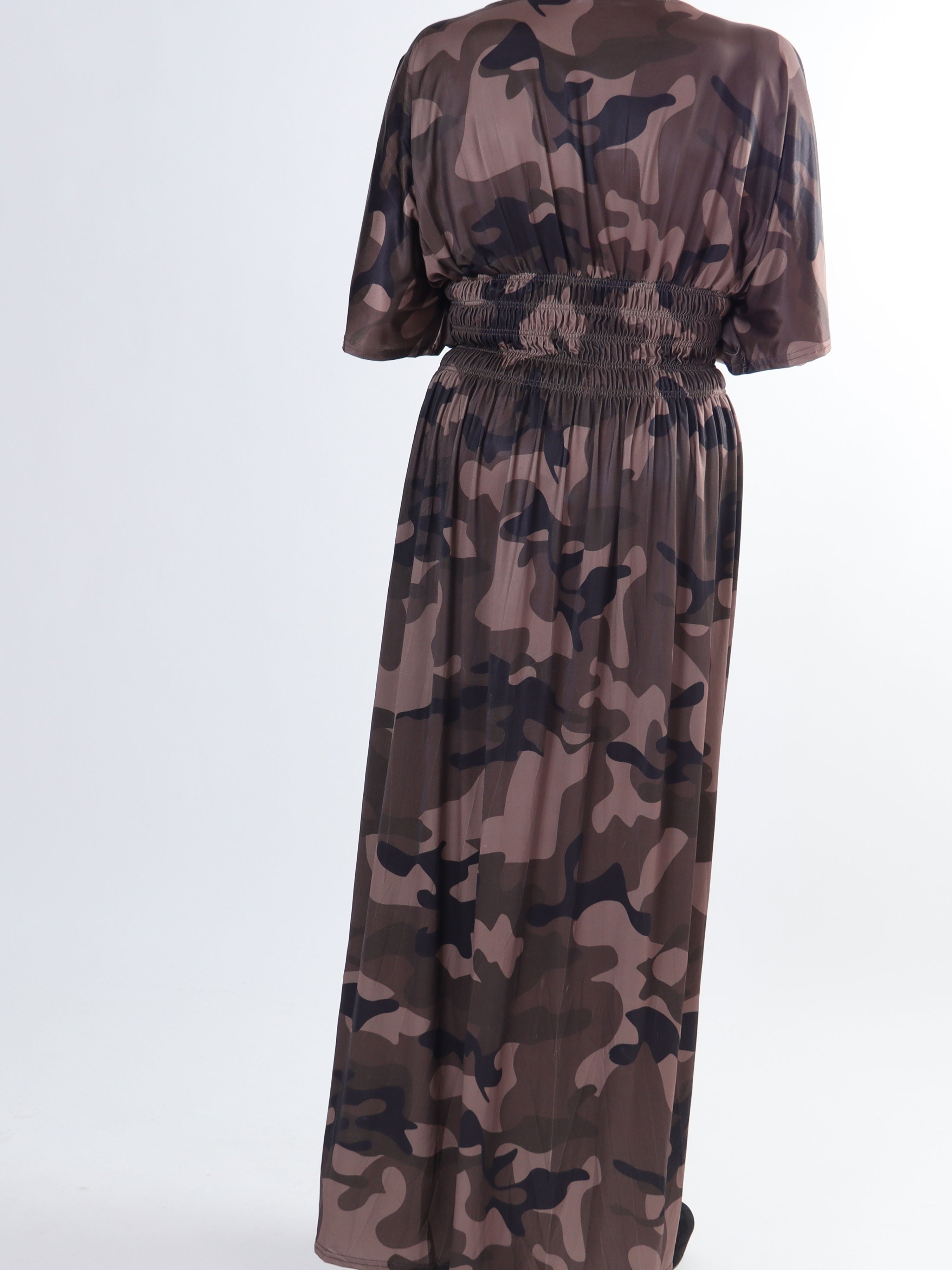 Pams Camo - Lång elastisk plus size klänning i kamouflagetryck